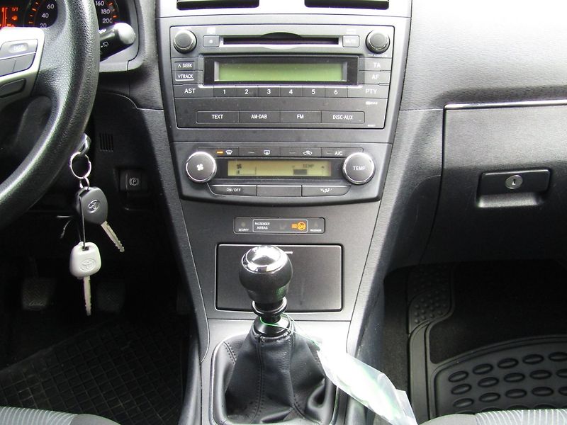 Toyota Avensis (2010) 1.6 16V  97kW  ZIMNÍ PNEU - fotka 17 z 37