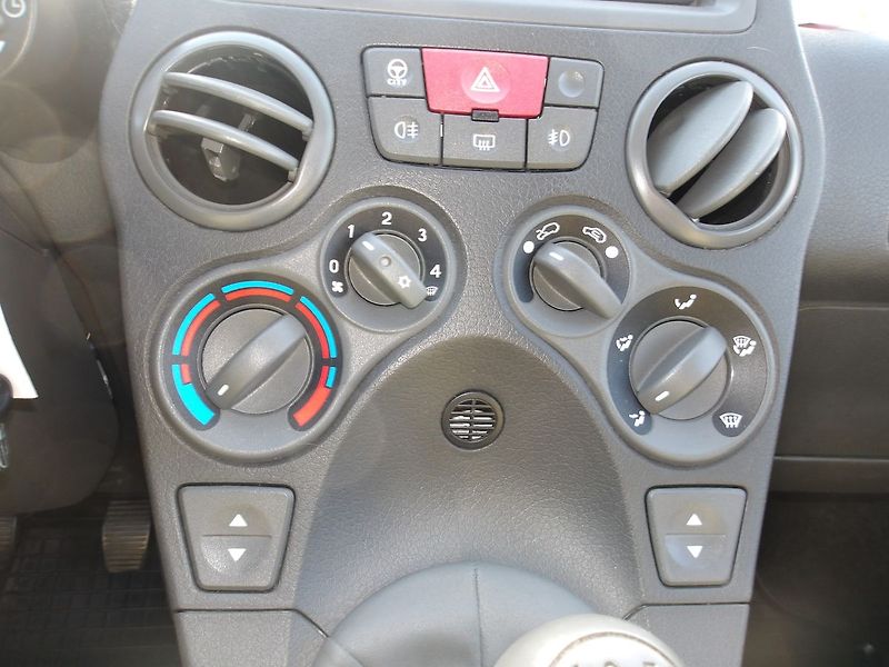 Fiat Panda 1,2i 44 kW ČR ! I.MAJ! - fotka 9 z 21