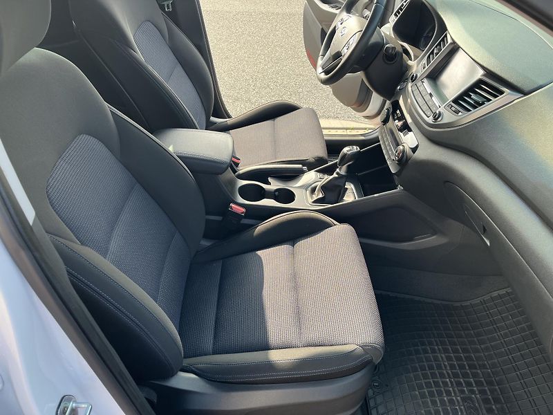 Hyundai Tucson 2.0 CRDi 4x4 ČR - fotka 14 z 33