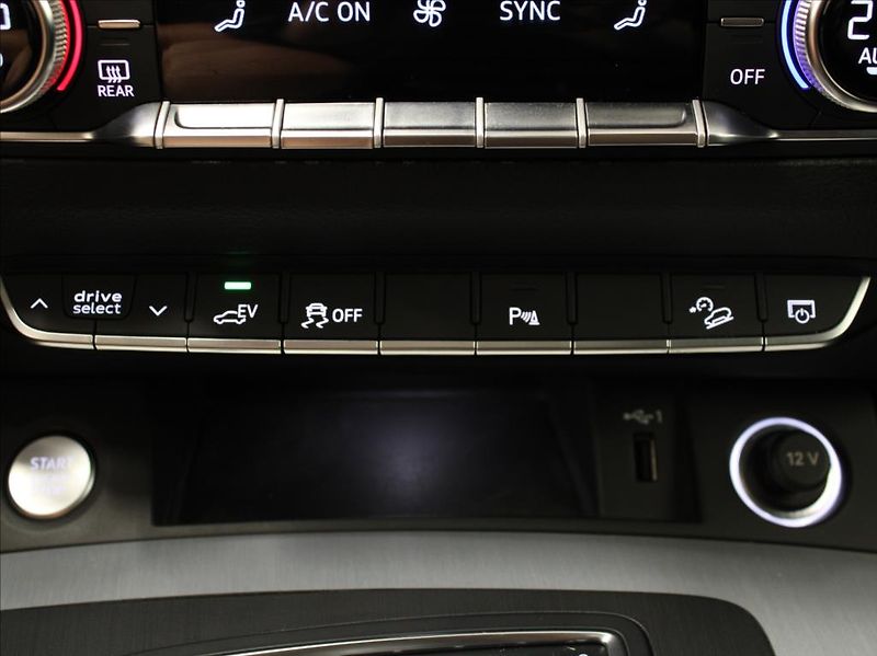 Audi Q5 2,0 eTFSi 270kW S-Line Vzduch - fotka 20 z 27