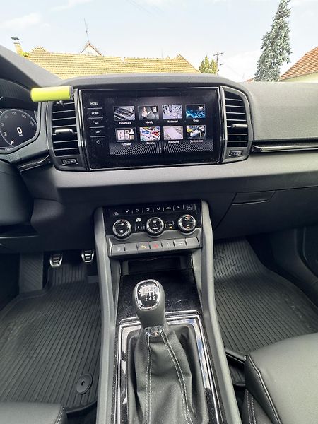 Škoda Karoq 2.0TDi SportLine MAX Výbava - fotka 18 z 35