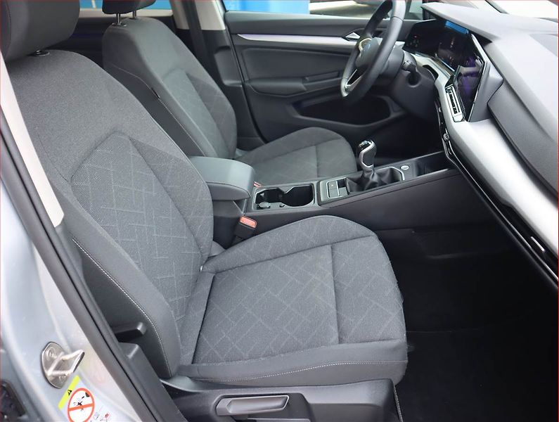 Volkswagen Golf (2024) Life 2.0 TDI - fotka 9 z 23