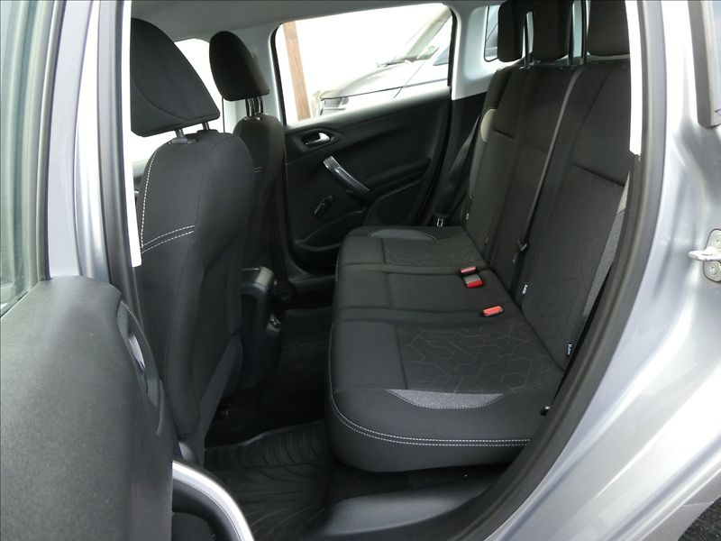 Peugeot 2008 1,2 PureTech 81kW AUTOMAT, ČR - fotka 20 z 38
