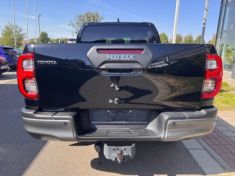 Toyota Hilux 2.8 Invincible - fotka 7 z 13