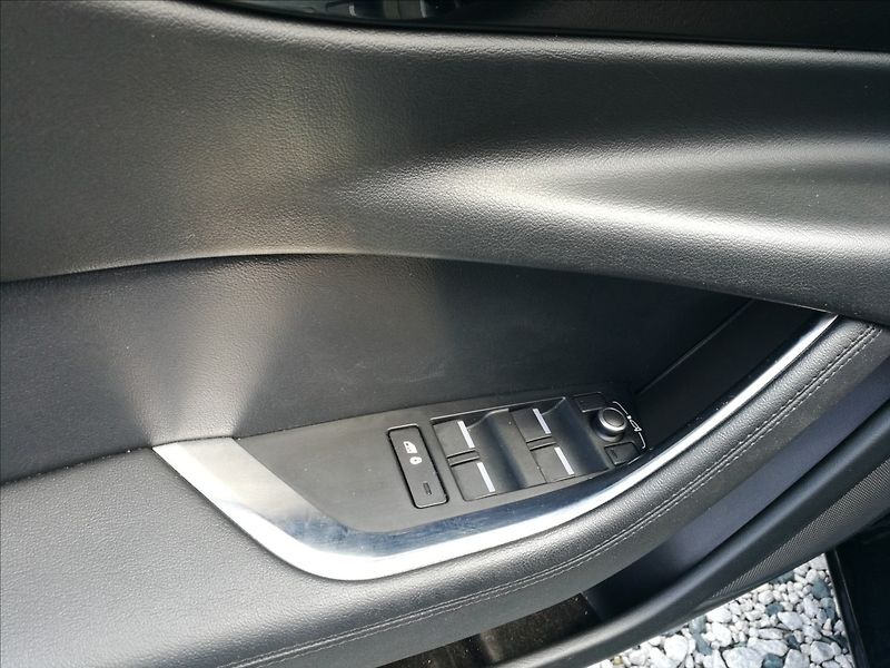 Jaguar XE 2,0 T 52000 km - fotka 15 z 23