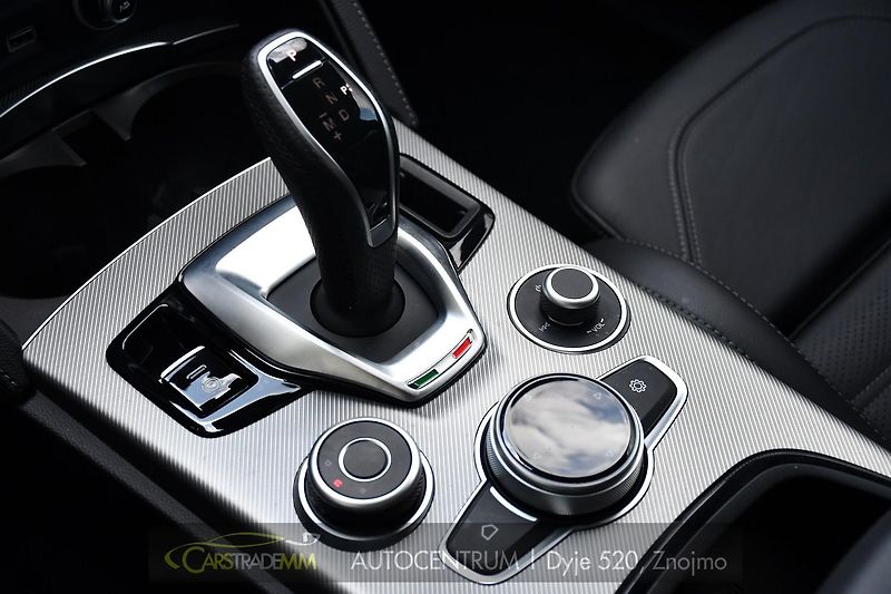 Alfa Romeo Stelvio 2.0T 16V 206kW VELOCE AT8 Q4 - fotka 29 z 44