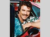 Tom Selleck v kabině Ferrari 308 GTS v seriálu Magnum.