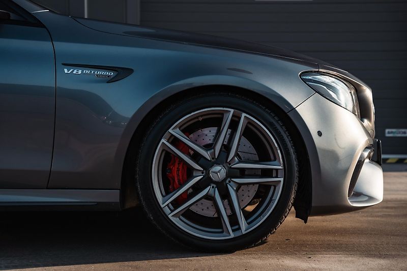 Mercedes-Benz Třídy E (2017) E63S AMG 4Matic+ V8 Biturbo - fotka 9 z 99