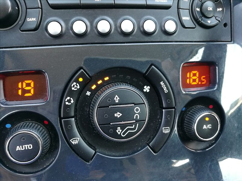 Peugeot 3008 1,6 i - fotka 7 z 19