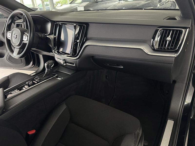 Volvo V60 D3 AUT*110kW*LED*KeyLess*DPH - fotka 11 z 34