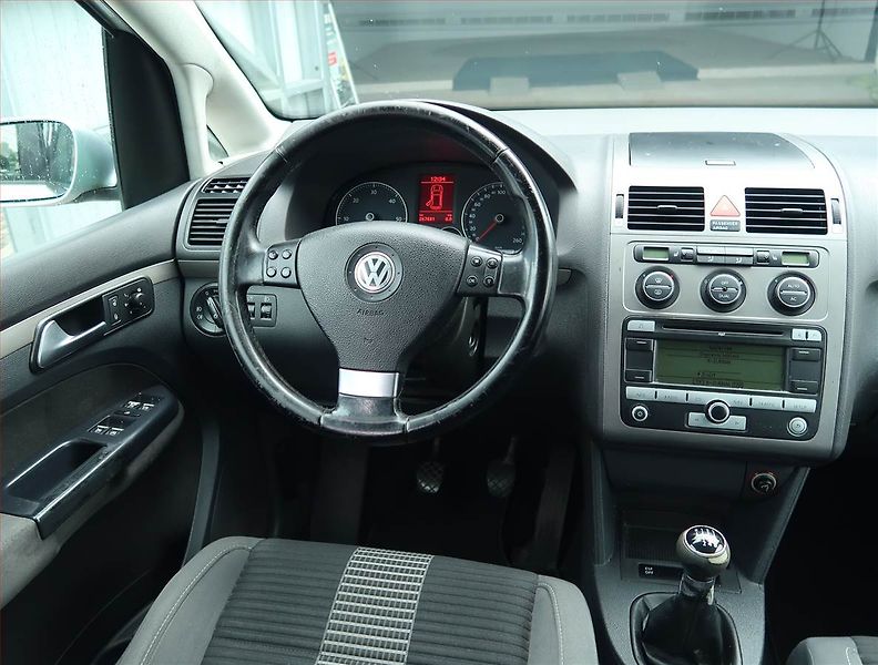 Volkswagen Touran (2007) 1.9 TDI, 7 míst, po STK, Tažné - fotka 7 z 17