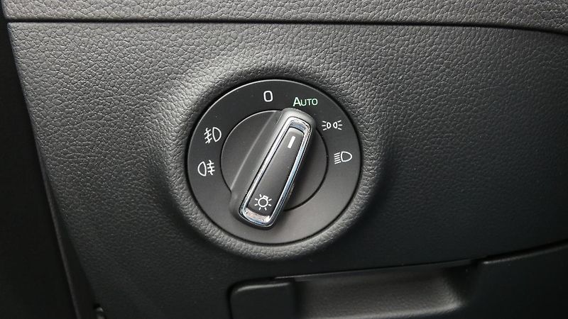 Škoda Superb Combi 2,0 TDI DSG Style - fotka 10 z 24