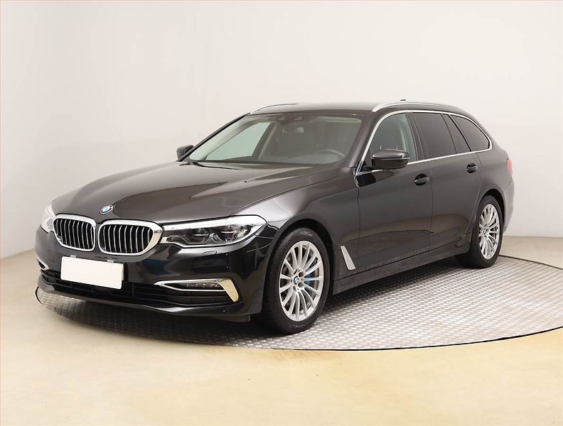 BMW Řada 5 (2019) Luxury Line 530d xDrive, 4X4 - fotka 2 z 25