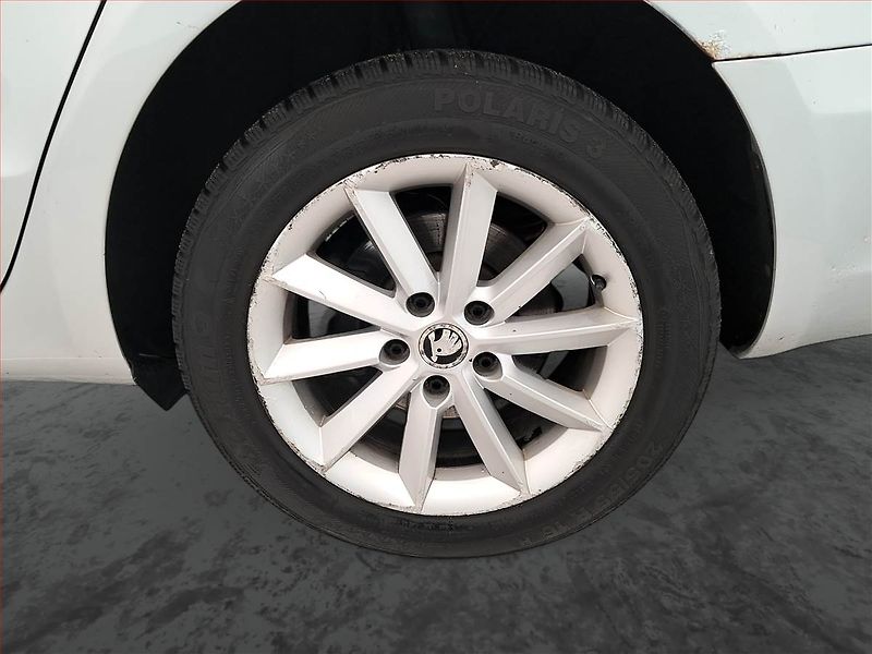 Škoda Superb (2013) 1.6 TDI, Navi, Tempomat - fotka 15 z 17