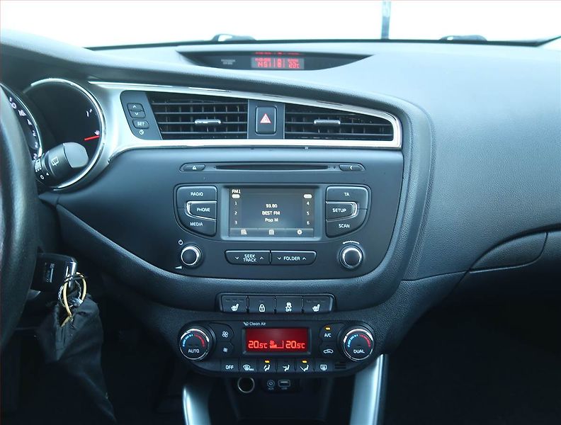 Kia Ceed (2016) 1.0 T-GDI, Serv.kniha - fotka 12 z 17