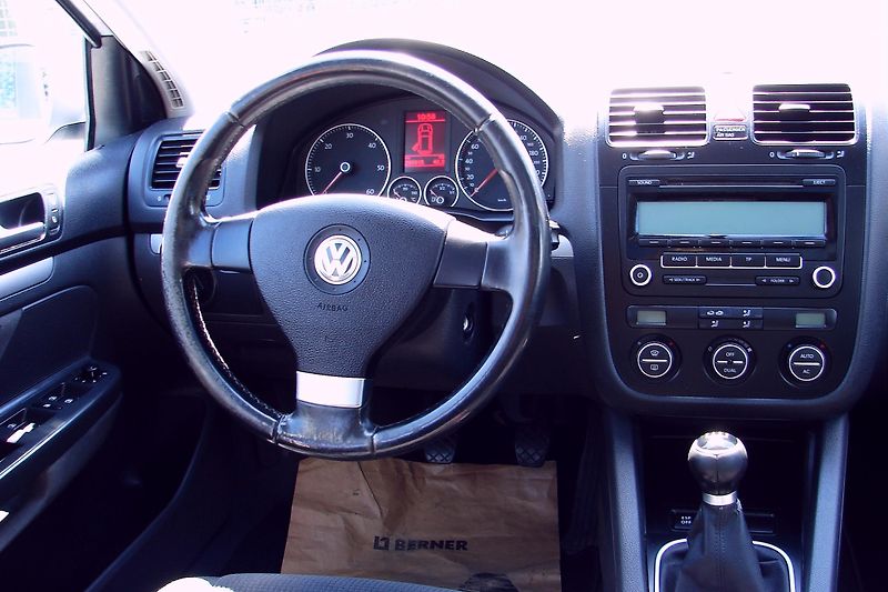 Volkswagen Golf V 1.9 TDi 105PS BlueMotion Pan - fotka 14 z 40