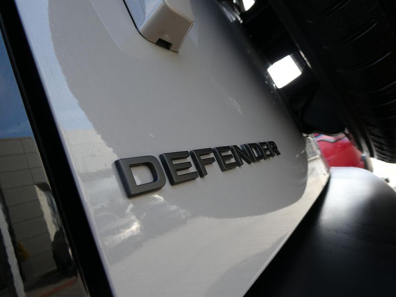 Land Rover Defender 110 3,0 X-Dynamic SE D250 - fotka 35 z 36