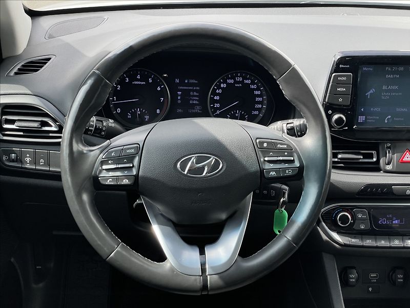 Hyundai i30 1,5 T-GDI Combi Smart PDC - fotka 8 z 23
