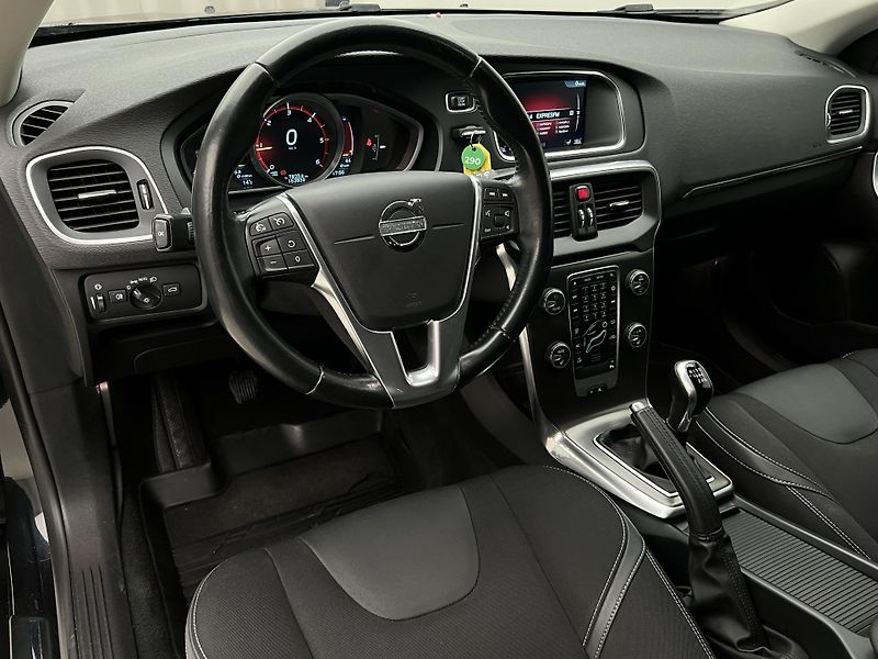 Volvo V40 D2 MOMENTUM - fotka 4 z 34