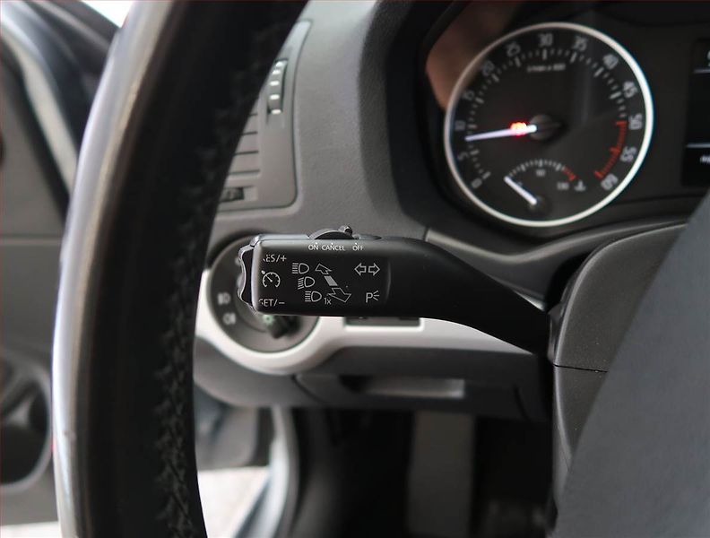 Škoda Octavia (2011) 1.6 TDI, Tempomat - fotka 16 z 18
