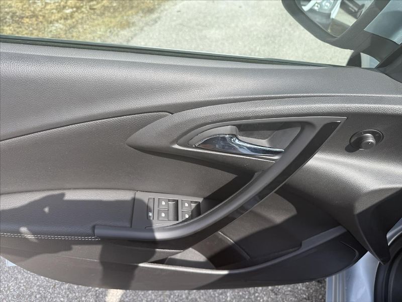 Opel Astra 1,6 CDTi - fotka 10 z 28