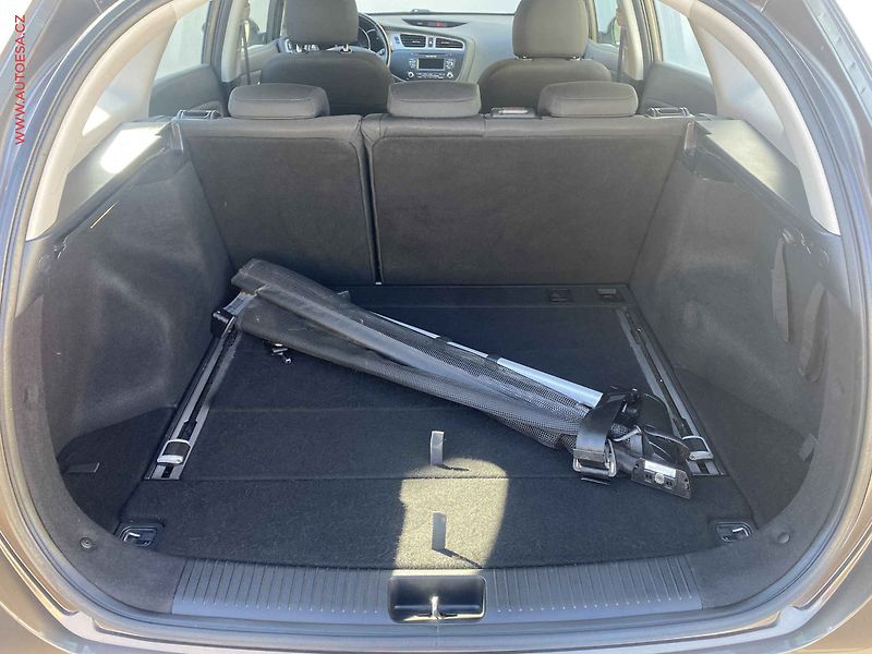 Kia Ceed (2013) 1.6 GDi, AC, TZ - fotka 7 z 16