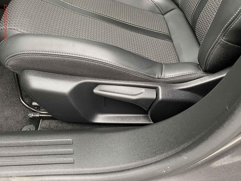 Peugeot 2008 (2021) 1.2PT, GT, AT, navi, kamera - fotka 14 z 18