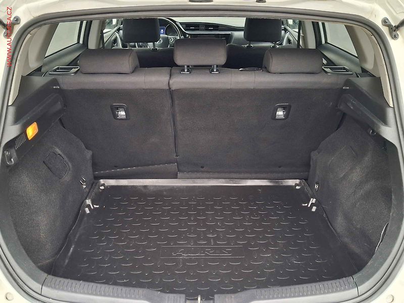 Toyota Auris (2016) 1.6 i, ČR, navi, autoAC - fotka 7 z 16