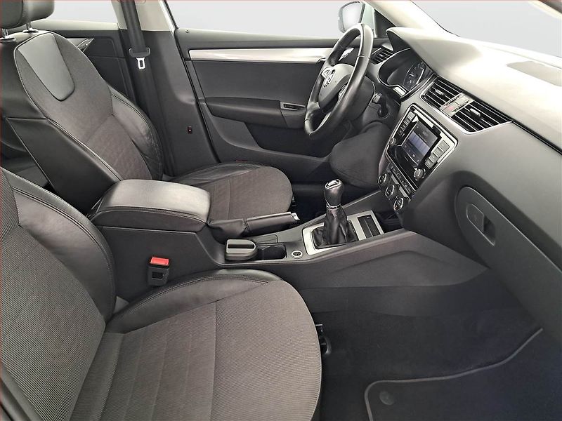 Škoda Octavia (2015) Elegance 2.0 TDI, Kůže, Navi - fotka 9 z 19