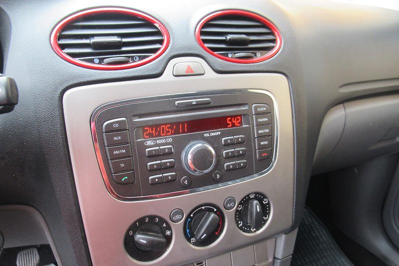 Ford Focus 1.6 TDCi KLIMA  - fotka 13 z 17