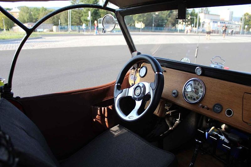 V retro auto muzeu Veteráni Litvínov měli ve středu zastávkou účastníci Velorex čundru 2024 na svém putování po severních Čechách. S nejstarším Velorexem z roku 1962 jede Petr Žůrek ze Světlé nad Sázavou.
