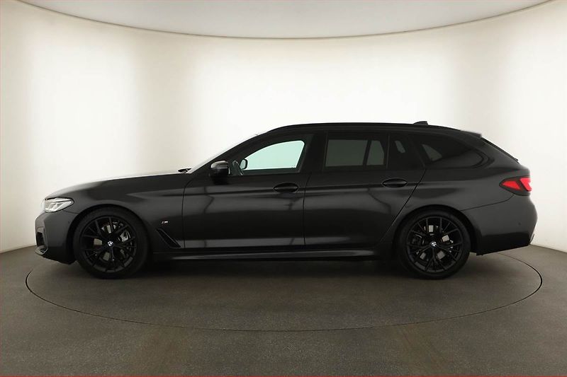 BMW Řada 5 (2023) 530d xDrive - fotka 3 z 21
