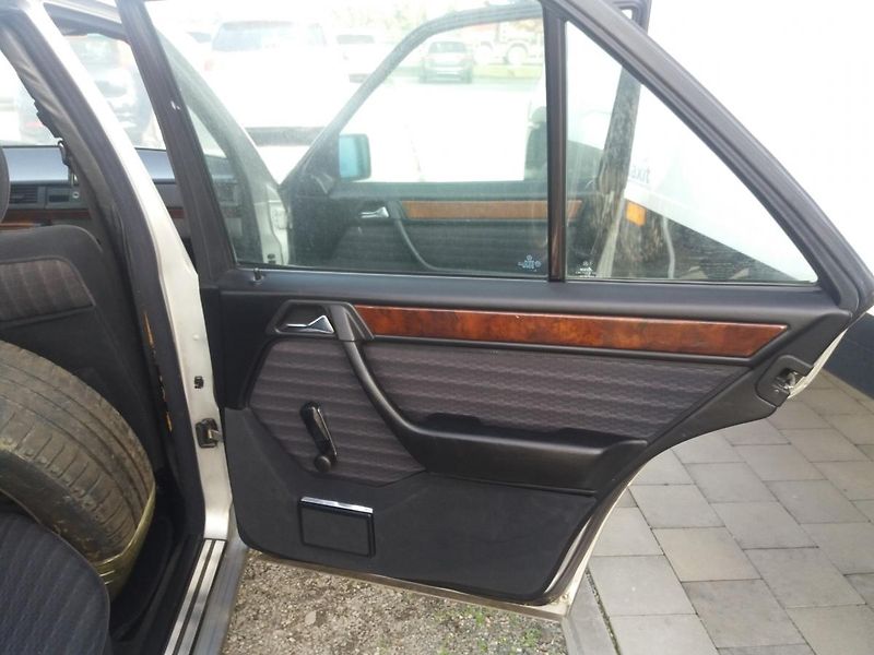 Mercedes-Benz 124 2.0i,100kW,KLIMA,ABS - fotka 19 z 21