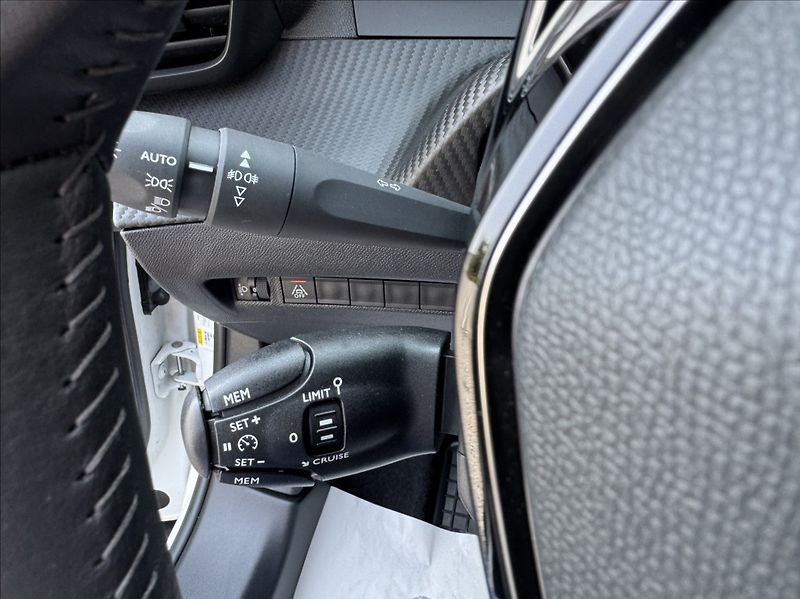 Peugeot 2008 1,2 i ALLURE DPH 1.maj původČR - fotka 28 z 50