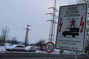 Odstavená auta při vjezdu do Hodonína buď bez SPZ nebo s francouzskou první prosincové úterý 2023.
