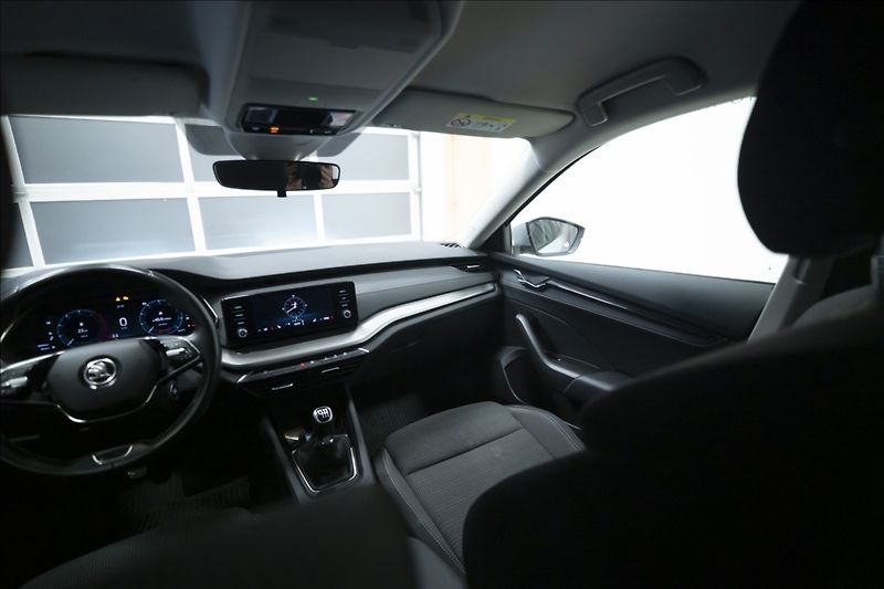 Škoda Octavia 2,0 TDI 1. MAJ ČR VÝHŘEV DPH - fotka 14 z 42
