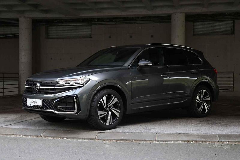 Volkswagen Touareg 3.0 TDI ve výbavě R-line.