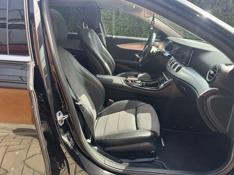 Mercedes-Benz Třídy E E 220d 4MATIC All-TerrainT - fotka 20 z 22