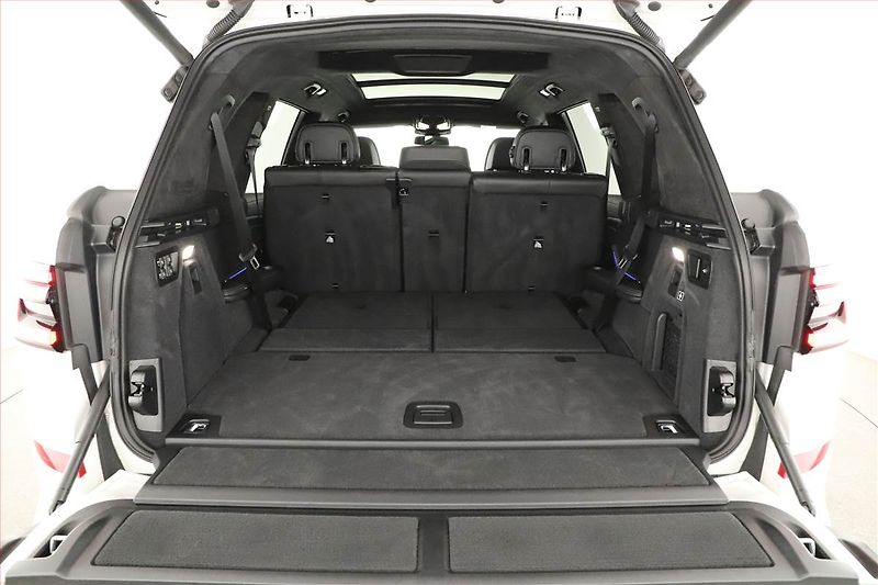 BMW X7 (2024) M60i - fotka 21 z 23