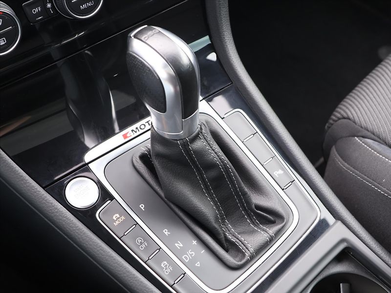 Volkswagen Golf R 2,0 TSI 228kW 4M DSG Virtual - fotka 27 z 37