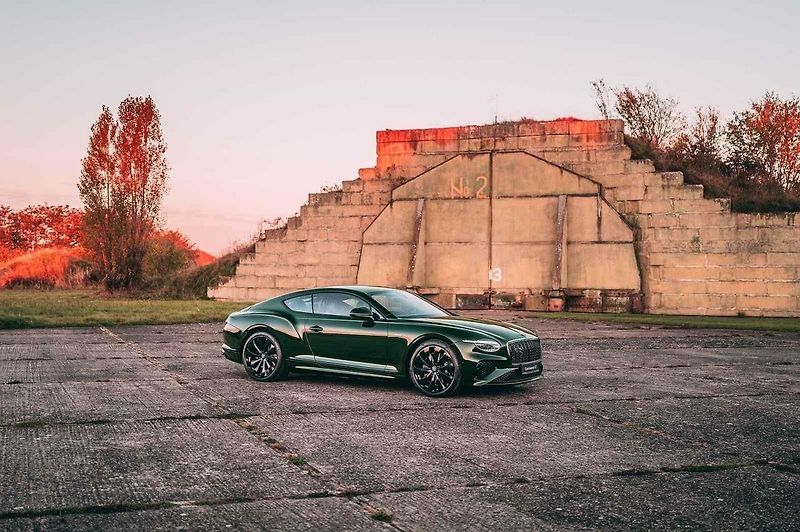 Auta se představila v novém showroomu Bentley v Praze.