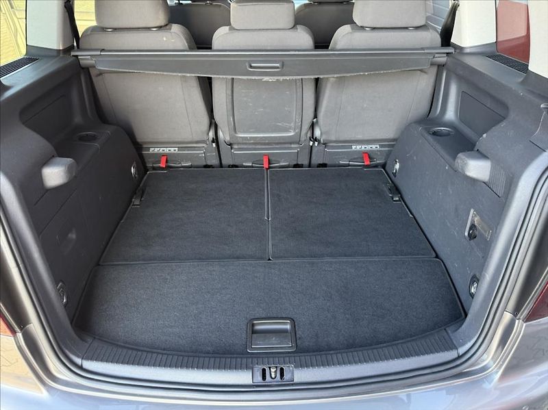 Volkswagen Touran 2,0 TDi DSG highline 7-míst - fotka 8 z 18