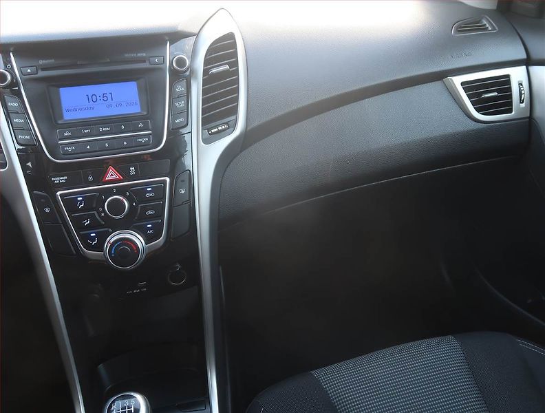 Hyundai i30 (2015) 1.6 MPI, Serv.kniha, Tempomat - fotka 8 z 17