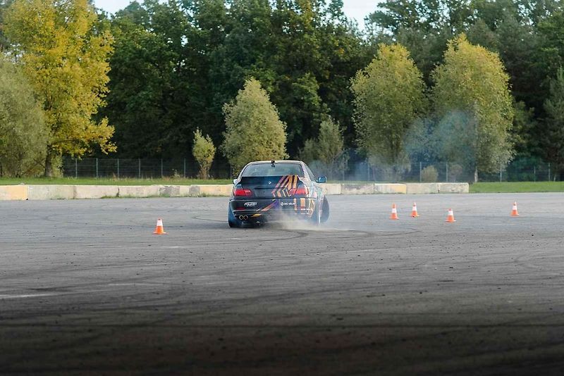 Ideální auta na blbnutí na uzavřených tratích? BMW a Subaru