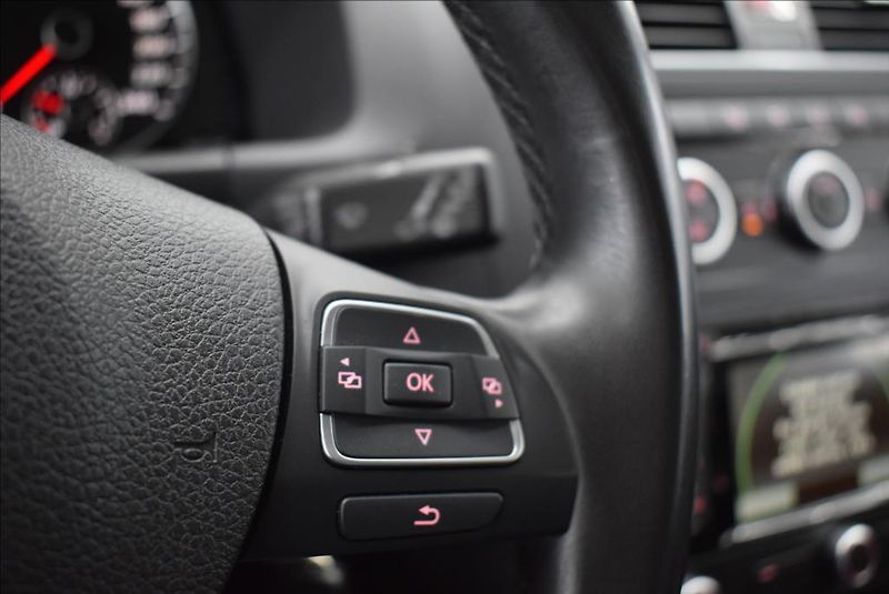 Volkswagen Touran 1,6 TDi, 7-míst,NAVI,1.maj., - fotka 25 z 29