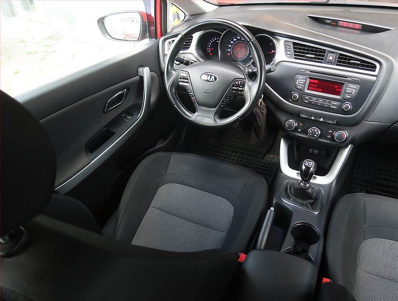 Kia Ceed (2016) 1.4 CVVT, Tempomat - fotka 7 z 16