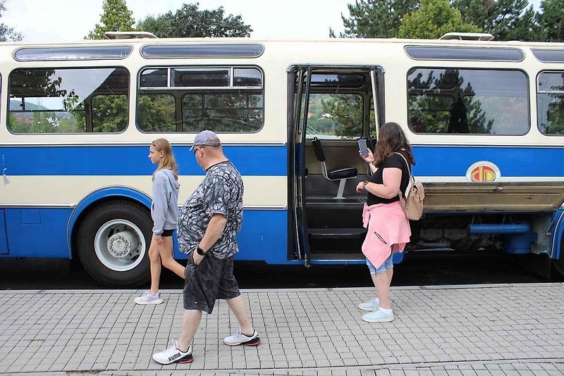 Dva dny si mohli zájemci prohlížet historický autobus Karosa ŠL11 z roku 1979, který na stanovišti před přesunutým kostelem Nanebevzetí Panny Marie v Mostě vystavoval Dopravní podnik měst Mostu a Litvínova.