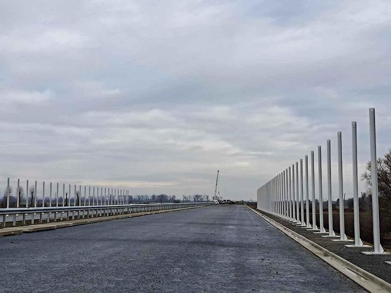 Obří ptačí sítě budou jako první v ČR chránit tuzemský úsek dálnice D55 na Slovácku.
