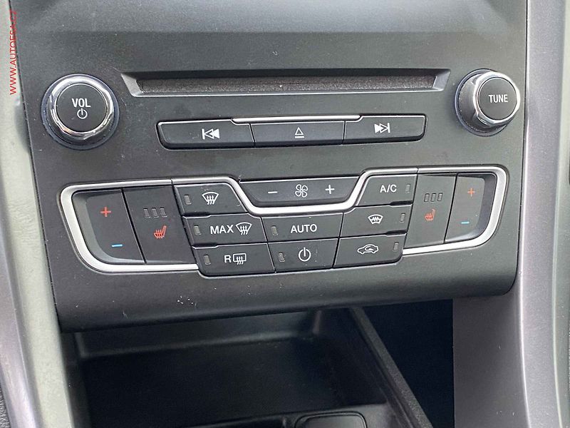 Ford Mondeo (2015) 2.0 TDCi, Titanium, park - fotka 15 z 18