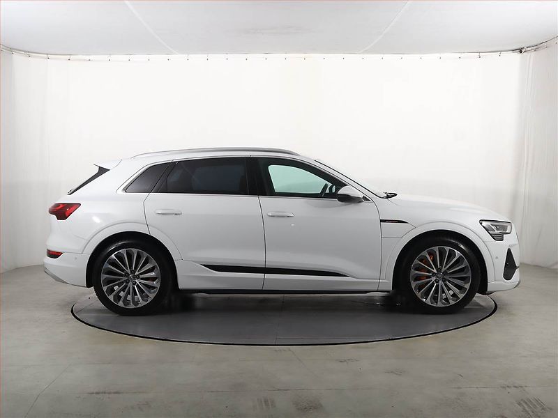 Audi e-tron (2020) S-Line 50 quattro - fotka 6 z 27